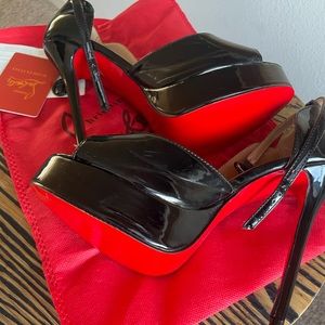 Christian Louboutin Round Chick Alta Heels